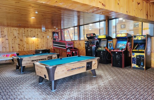Bartlett Condo | Official Seasons RMC Condo 11B - 2 Bedroom - sleeps 6 - Dog Fees