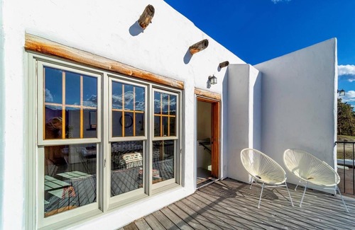 Central Okanagan House | Okanagan Lake Paradise in a Stunning Sante Fe Home