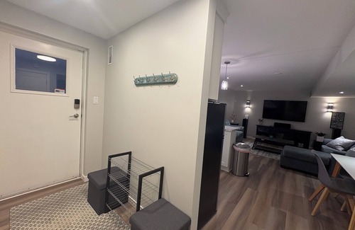 Okanagan-Similkameen House | Okanagan Oasis Basement suite w/pool & putting green.