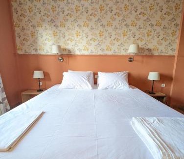 Kamena Vourla Apartment | Okeania Seafront Rooms in Kamena Vourla