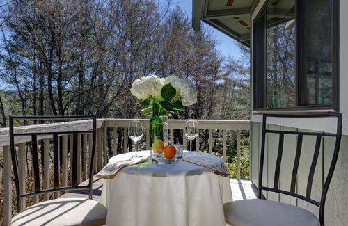 Highlands Cabin | Old Farm Road Cottage | Adorable Cottage Walking Distance to the Ugly Dog Pub & Main Street
