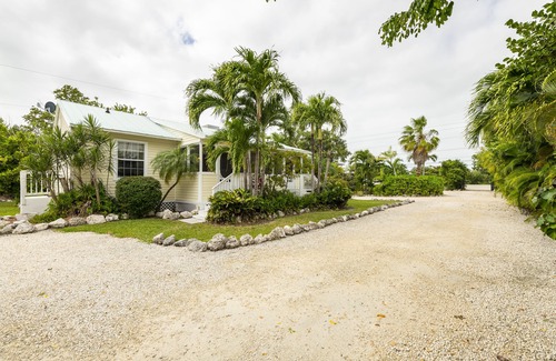 Cudjoe Key Cottage | Old Florida Style, Dockage, Swimming Pool (shared), just 20 miles from Key West