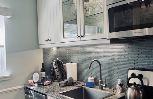 Historic Old Northeast Apartment | OLD NE 1BEDROOM DELUXE SUITE FAVORITE for 11 years. Walk to Beach, Parks, Lakes.