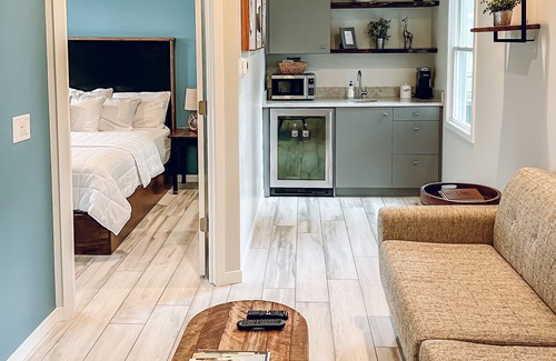 Saugatuck House | Old Pike Cottages