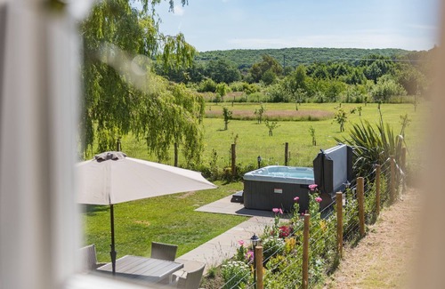 Dargate Apartment | Old Post Office by Bloom Stays - ideal for couples, wonderful location, hot tub