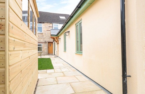 Winchcombe Cottage | OLD SORTING OFFICE, pet friendly, with a garden in Winchcombe