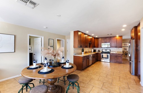 Village Grove House | Old Town- Heated Pool- Hot Tub- Game Room- Firepit- Putting Green!