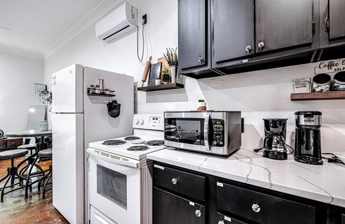 Burleson Apartment | Old Town Rodeo Studio. Free parking. Walk to entertainment and restaurants.