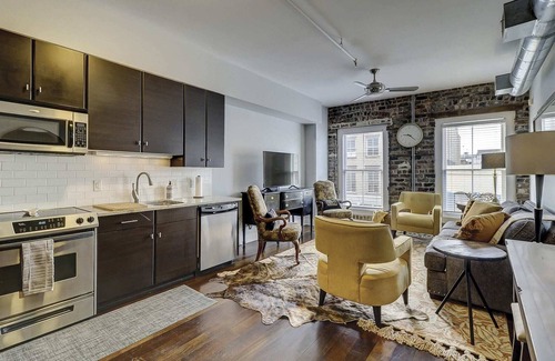 Historic District - North Apartment | Old Towne Loft on Broughton -steps to City Market