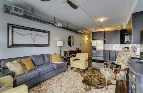 Historic District - North Apartment | Old Towne Loft on Broughton -steps to City Market