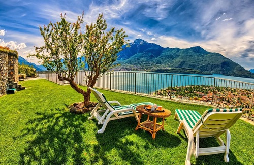 Vercana Apartment | Olive Garden Holiday Apartment with Lake View