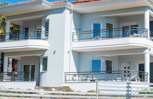 Golden Beach House | Olive Garden Villas - two spacious villas in beautiful Golden Beach