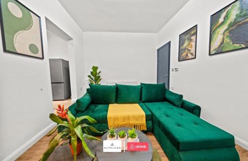 Newport Apartment | Olive Haus Stylish & Cosy 4 BR By AltoLuxo Short Lets & Serviced Accommodation With Free Wifi & Parking