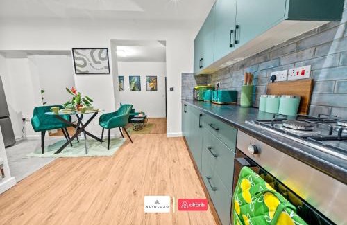 Newport Apartment | Olive Haus Stylish & Cosy 4 BR By AltoLuxo Short Lets & Serviced Accommodation With Free Wifi & Parking