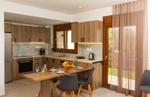 Houdetsi Apartment | Olivia,a modern retreat near beach & amenities