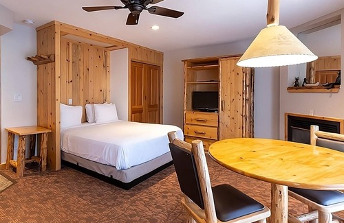 Olympic Valley Hotel | Olympic Valley Mountain Retreat! Outdoor Spa Tub, Full Kitchen, Free Parking!