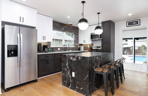 Tobin Hill House | OMG! Private Pool and Hot Tub Paradise! * 4/3 Beautiful Entire House * The Pearl & Downtown Attract