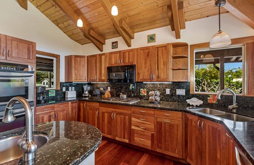 Hanalei House | On Hanalei bay with panoramic ocean views. Steps to the beach and walk to town.