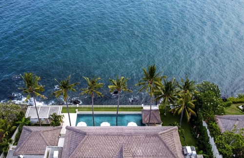 Candi Dasa Villa | On holiday in a contemporary villa feet in water at home.