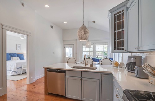 Old Town House | On Main St! Private Heated pool, Golf cart included, Sleeps 10