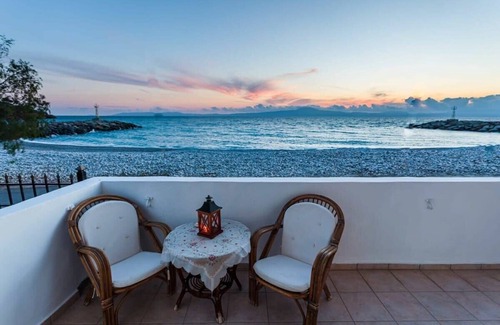 Akrogialion Apartment | On the Beach - Akroyali Family Lodging