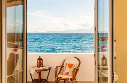 Akrogialion Apartment | On the Beach - Akroyali Family Home