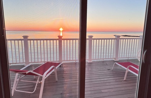 Niantic House | On the beach amazing views. welcome to your happy place!