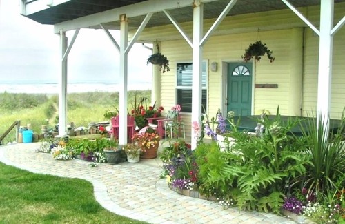 Moclips Apartment | On the beach in MOCLIPS with hot tub, fireplace, BBQ, patio, beach access & more