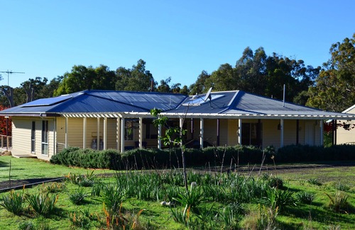 Rocklands House | On the edge of Rocklands Reservoir at Glendinning, 4 bedroom home, spacious deck