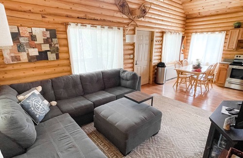 South Fork Cabin | On the river! Private patio. 2 large yards. Dog friendly. Book now for summer!