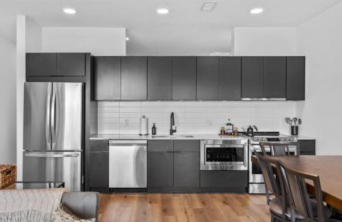North Capitol Apartment | On the River - River Views Walk to Broadway