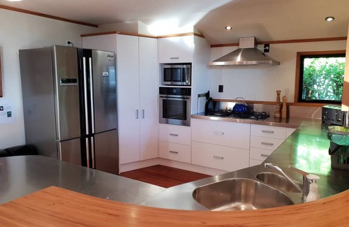 Raglan House | ON THE ROCKS , Whale Bay