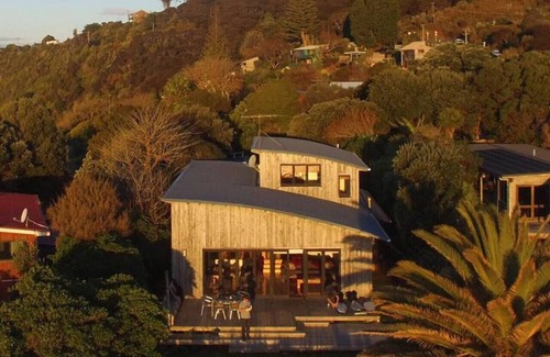 Raglan House | ON THE ROCKS , Whale Bay
