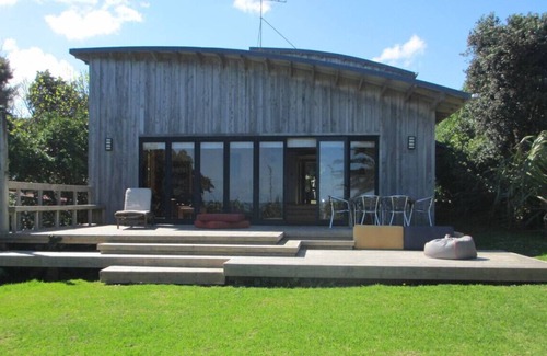 Raglan House | ON THE ROCKS , Whale Bay