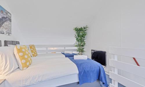 Seafront Apartment | On the Water 2 with Free Parking - By My Getaways