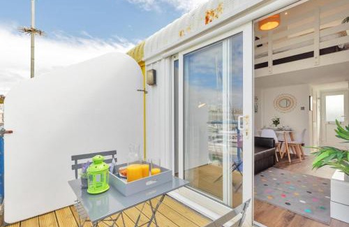 Seafront Apartment | On the Water 3 with Free Parking By My Getaways