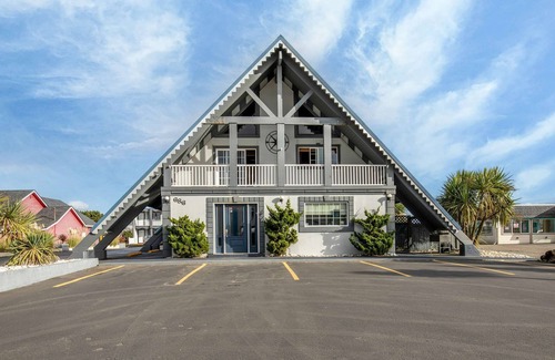 Ocean Shores Hotel | Once Upon a Tide - Queen Studio Room at Wanderlust Inn, Pet Friendly