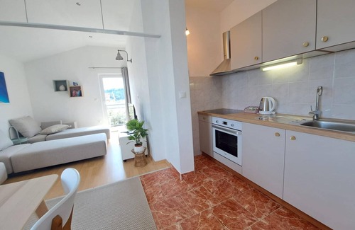 Rogac Apartment | One bedroom apartment with balcony and sea view Rogač, Šolta (A-21346-b)