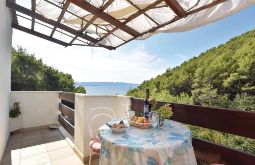 Bogomolje Apartment | One-Bedroom Apartment in Bogomolje