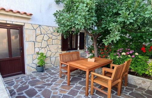 Cres Apartment | One bedroom apartment with terrace Cres (A-7983-a)