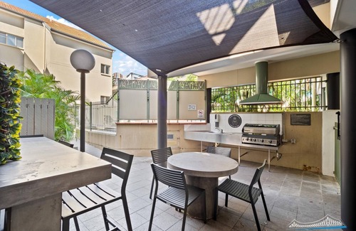 New Farm Apartment | One Bedroom in the Heart of Kangaroo Point with Pool & Parking