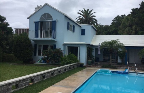 Southampton Apartment | One bedroom poolside apartment - central, with electric car charging station