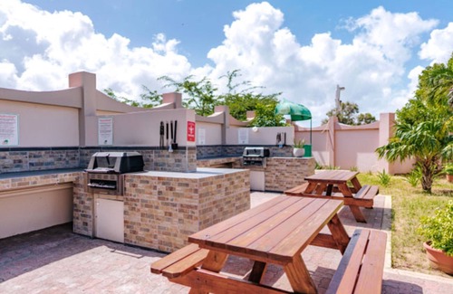 Palm Beach Condo | One Bedroom Suite (1-Bedroom Apart-Hotel) with Pool by RedAwning
