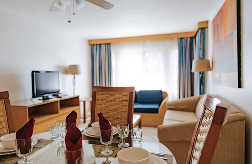 Palm Beach Condo | One Bedroom Suite (1-Bedroom Apart-Hotel) with Pool by RedAwning