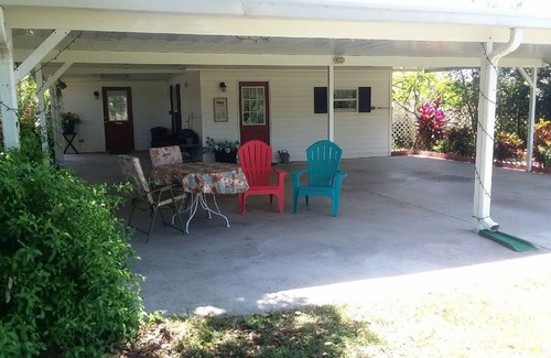 Plant City Cottage | One bedroom suite with one bedroom cottage in beautiful surroundings