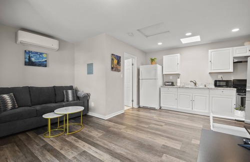 Glendora House | One Bedroom With Living Room Downtown Glendora
