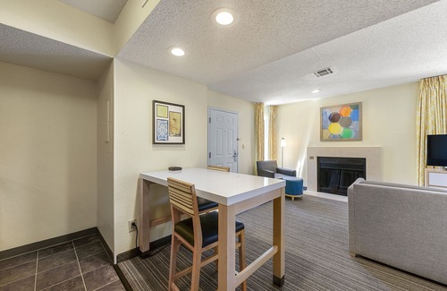Dunwoody Apartment | One Bedroom x One Bathroom Suite in Atlanta, GA - Chamblee