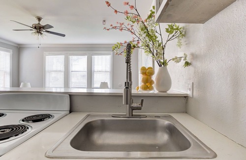 Lincoln Terrace Apartment | One Block Away From OU Medical