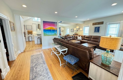 South Haven Cottage | ONE Block From The Beach and Kids' Corner! Walk to Town! Sleeps 10+ Big Backyard