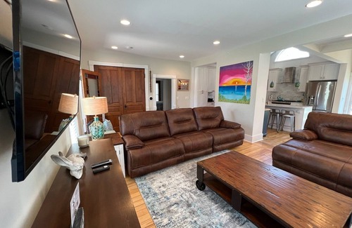 South Haven Cottage | ONE Block From The Beach and Kids' Corner! Walk to Town! Sleeps 10+ Big Backyard